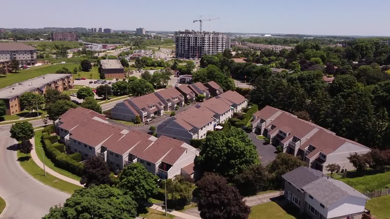 antena sobre vivienda suburbana en verano