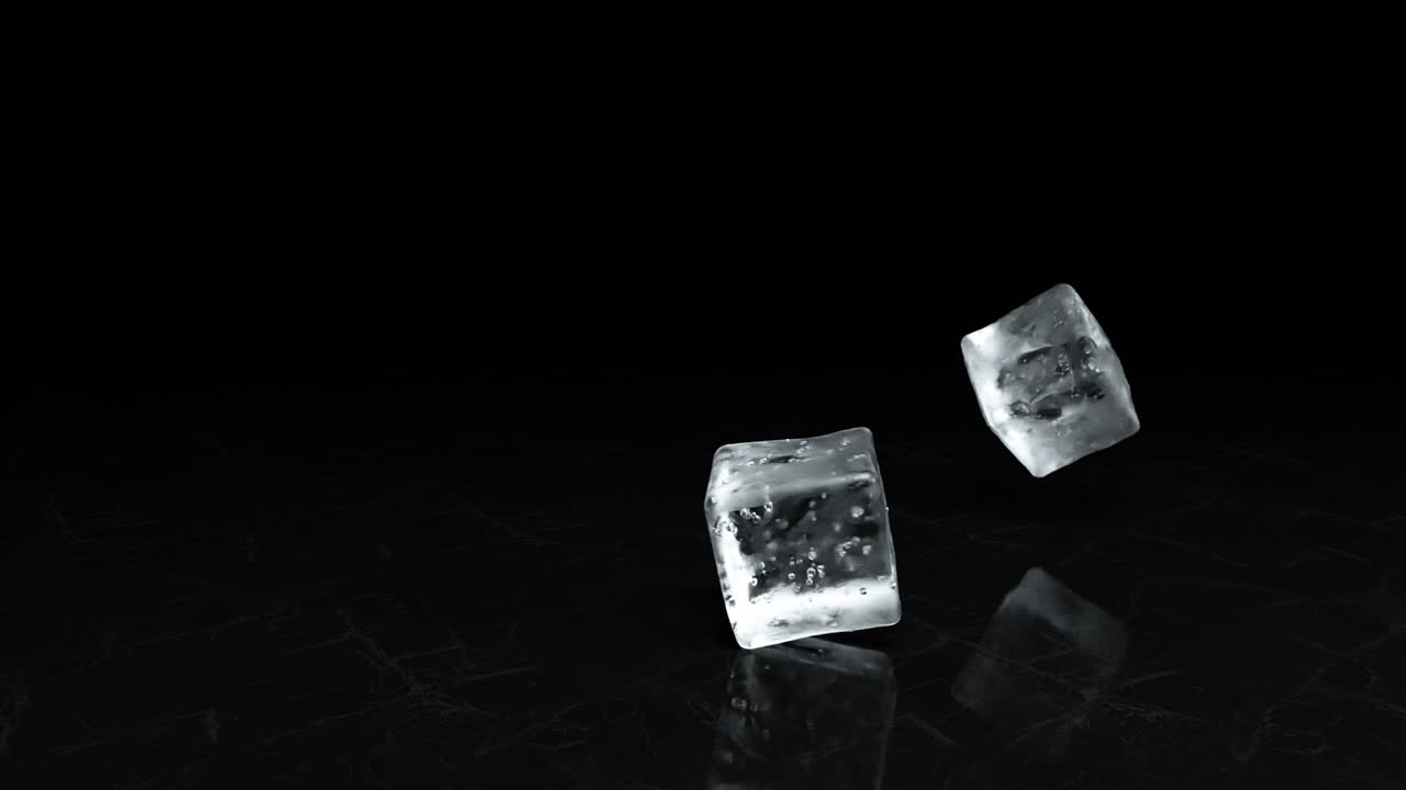 검은 대리석 위의 얼음 큐브