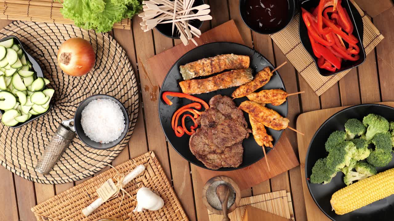 deliciosa barbacoa servida en una mesa de madera con verduras de arriba hacia abajo