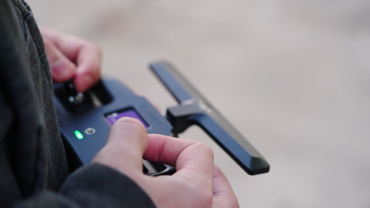 Primo piano di mani che azionano un telecomando per drone.