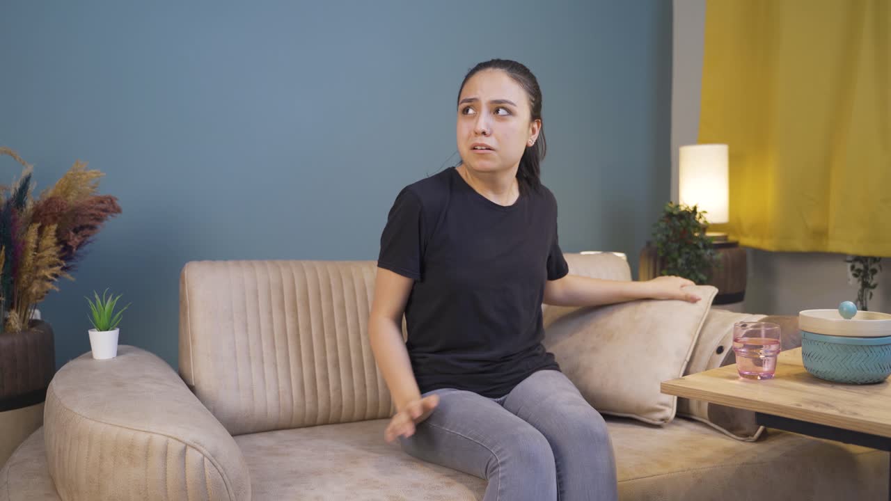 la joven con los problemas se esconde. paciente mental.