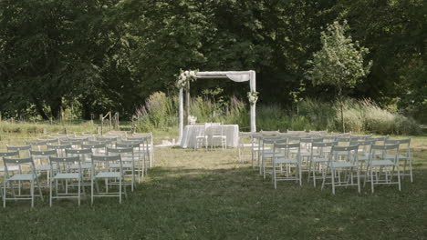 ceremonia de boda al aire libre, boda en la naturaleza