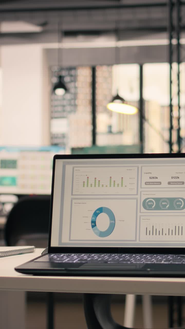Dati dell’azienda di video verticali mostrati sullo schermo nello spazio vuoto di un ufficio direzionale