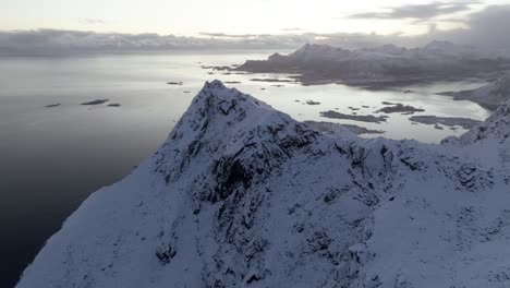 Luftaufnahme-Der-Schönen-Landschaft-Des-Schneebedeckten-Berges-Norwegens-Im-Winter