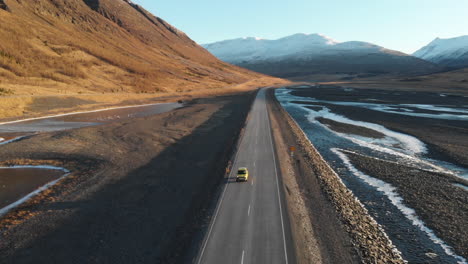 coche solitario en la carretera en las tierras altas de islandia