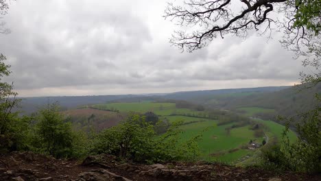 Lapso-De-Tiempo-De-Roche-Aux-Faucons-En-Un-Día-Nublado-En-La-Provincia-De-Lieja,-Bélgica