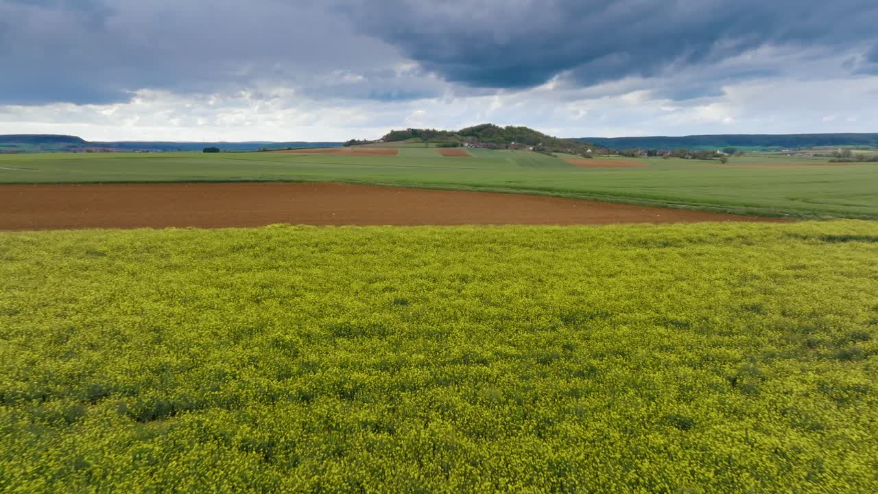 графический коллин в середине пейзажа во французской сельской местности, штормовые облака на заднем плане
