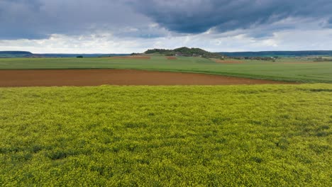 Colinne-Gráfico-En-Medio-De-Un-Paisaje-En-La-Campiña-Francesa,-Nubes-De-Tormenta-En-El-Fondo