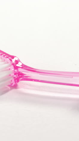 primer plano de un pincel de limpieza rosado