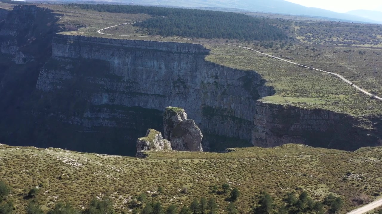 Pemandangan drone menakjubkan dari ngarai di Gunung Txarlazo de Orduña di Negara Basque