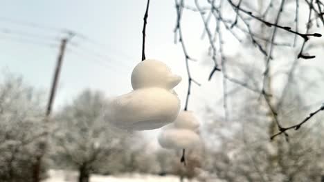 Decoración-De-Patos-De-Nieve-En-Forma-Colgada-De-Ramas-Desnudas-De-árboles-De-Invierno