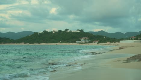 Blick-Auf-Den-Strand-Von-Baie-Rouge-Mit-Wellen,-Die-Auf-Den-Strand-Von-Saint-Martin-Auf-Einer-Karibischen-Insel-Zulaufen