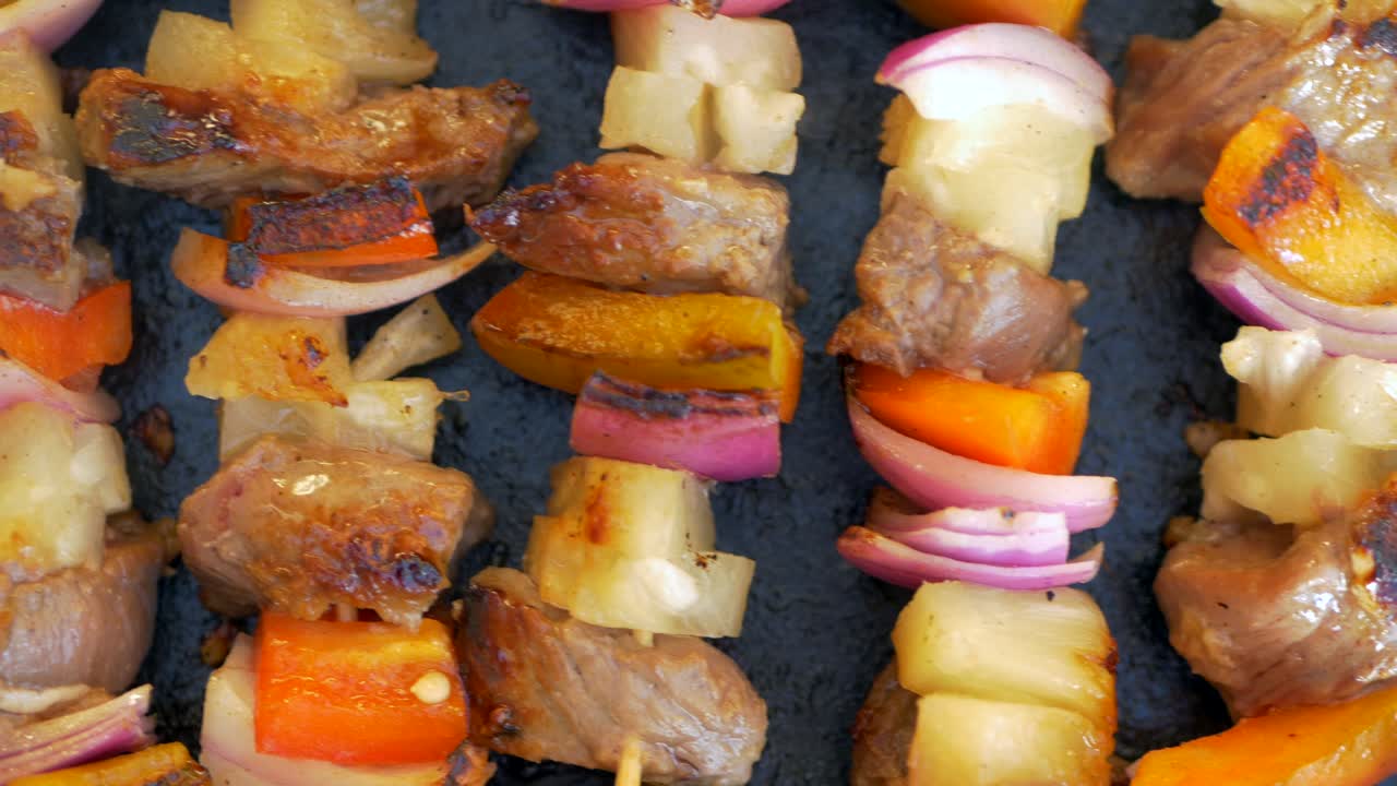 쇠고기, 양파, 파인애플, 고추를 곁들인 바베큐 꼬치