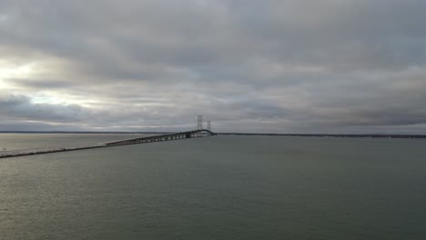 Puro-Amanecer-De-Michigan-En-El-Puente-Mackinac---Antena