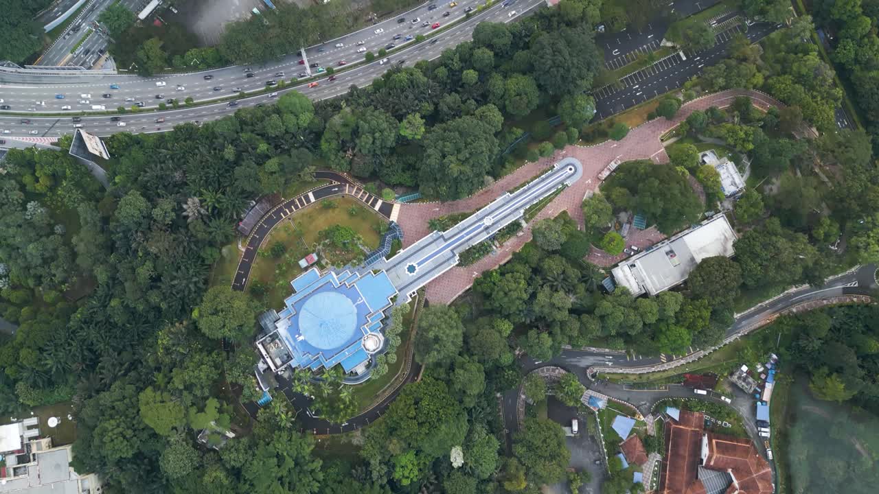 planetario azul y una vista superior de la autopista en kuala lumpur, malasia