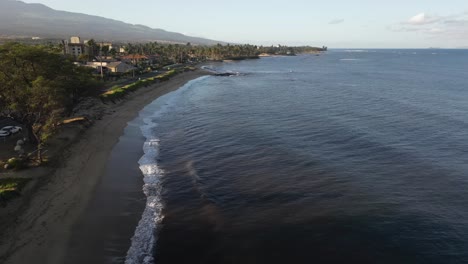 Sand-beach-shore,-traffic-on-coastal-highway-in-Kihei,-Maui,-Hawaii
