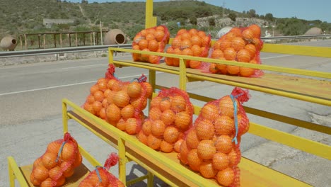 Orangen-In-Einwegtüten-Werden-Am-Straßenrand-In-Spanien-Verkauft