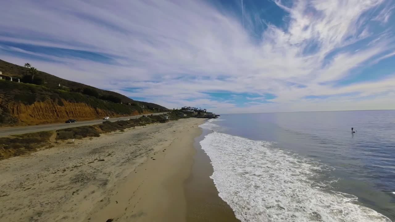 imágenes de drones sobre las olas en malibu beach california