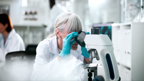 científico trabajando con un microscopio en un laboratorio