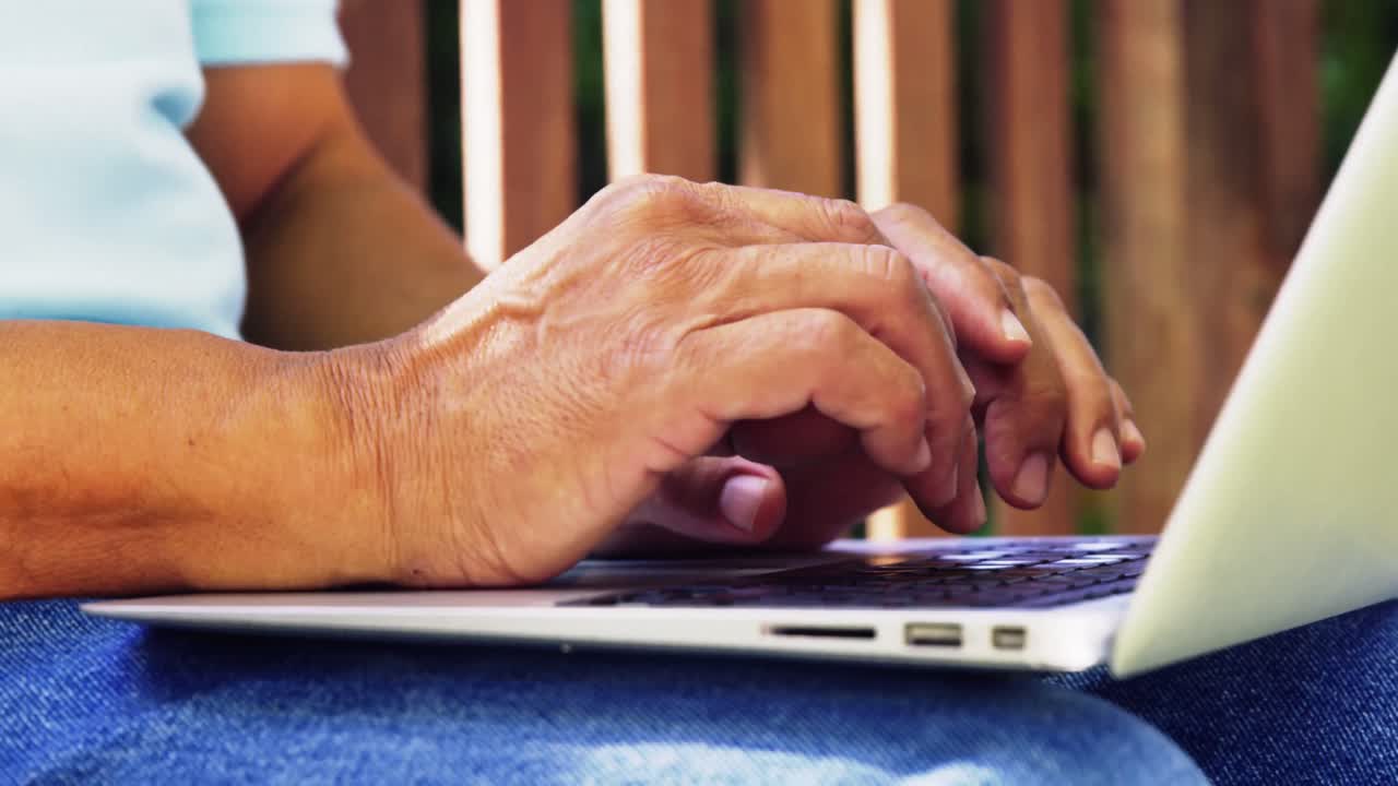 Senior hombre usando laptop