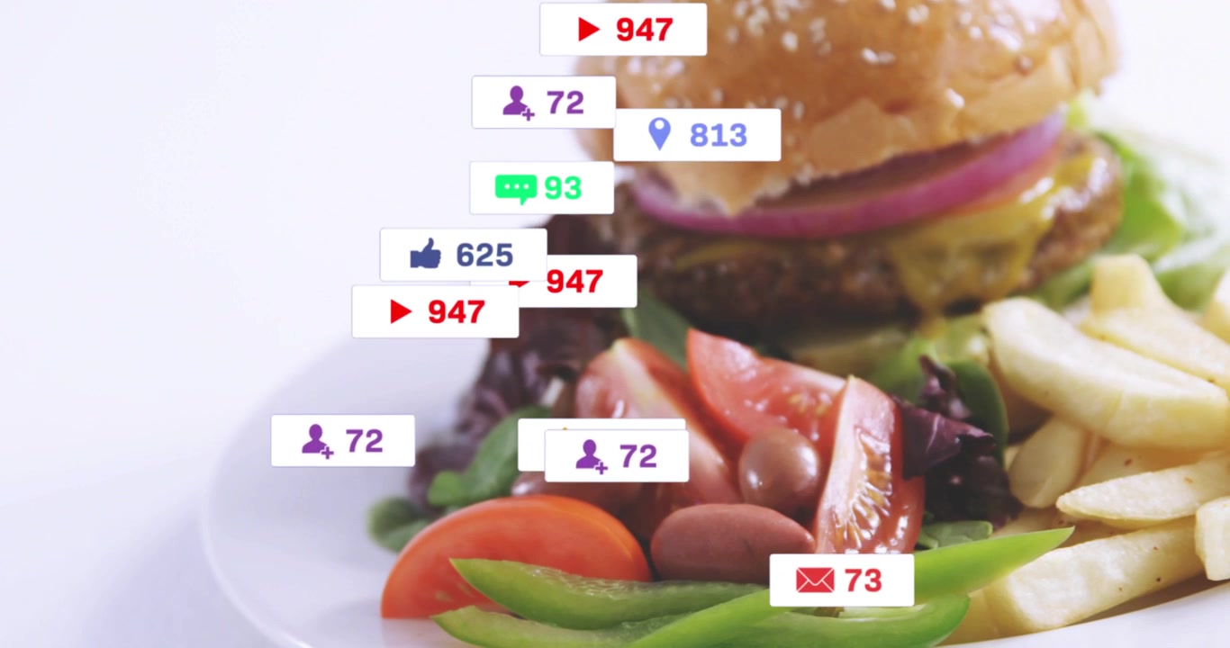 Badge che appaiono da sinistra, fluttuano su hamburger, insalata e patatine fritte, impilandosi e poi scomparendo per il marketing
