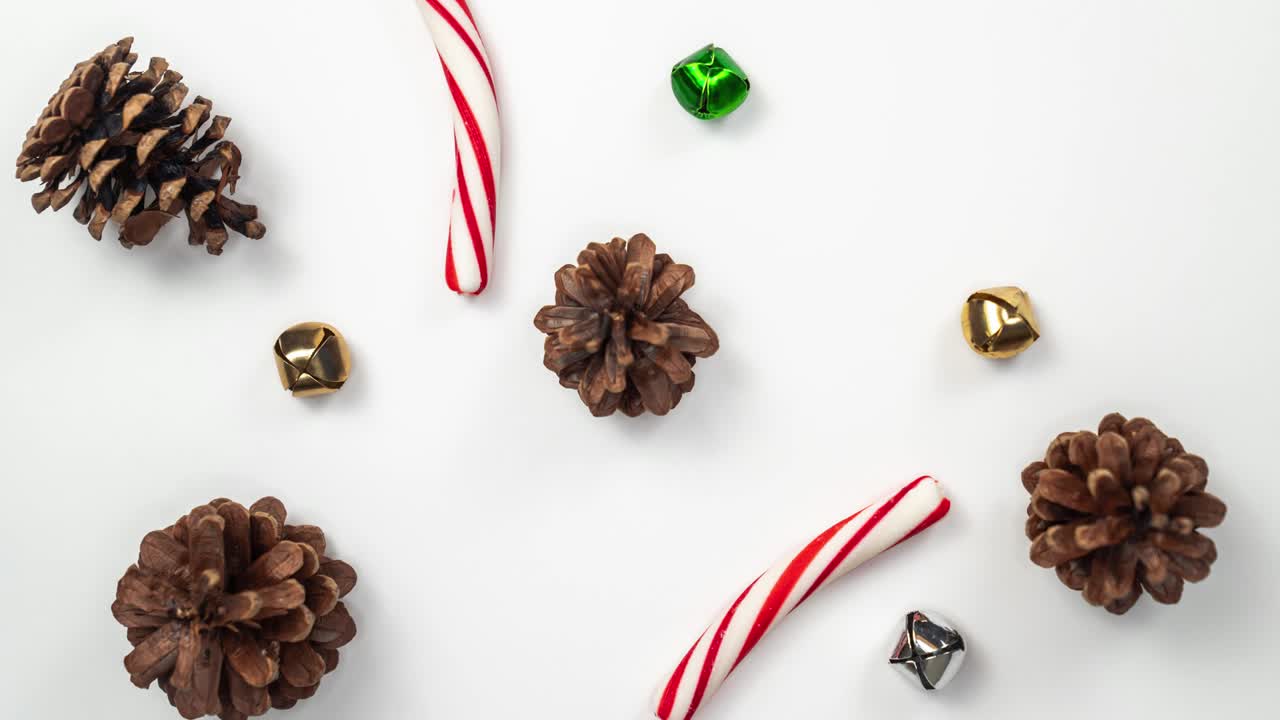 파인 코너, 사탕수수 막대기, 그리고 녹색, 금색 및 은색 글 벨의 아름다운 휴가 배경 루프가 한 번에 하나씩 빠르게 추가하고 제거합니다.