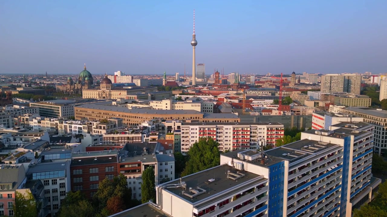 Berlins bybillede med City Palac, tv-tårnet, domkirken, Røde Rådhus og SED's Centralkomité badet i gyldent lys. Fantastisk luftfoto.
