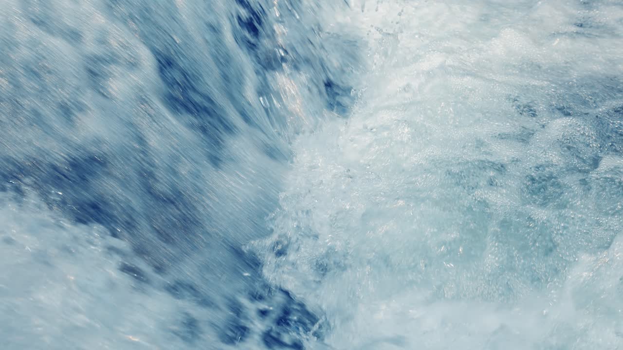 Primo piano di un fiume di montagna nel bosco al rallentatore. Bellissimo paesaggio naturalistico.