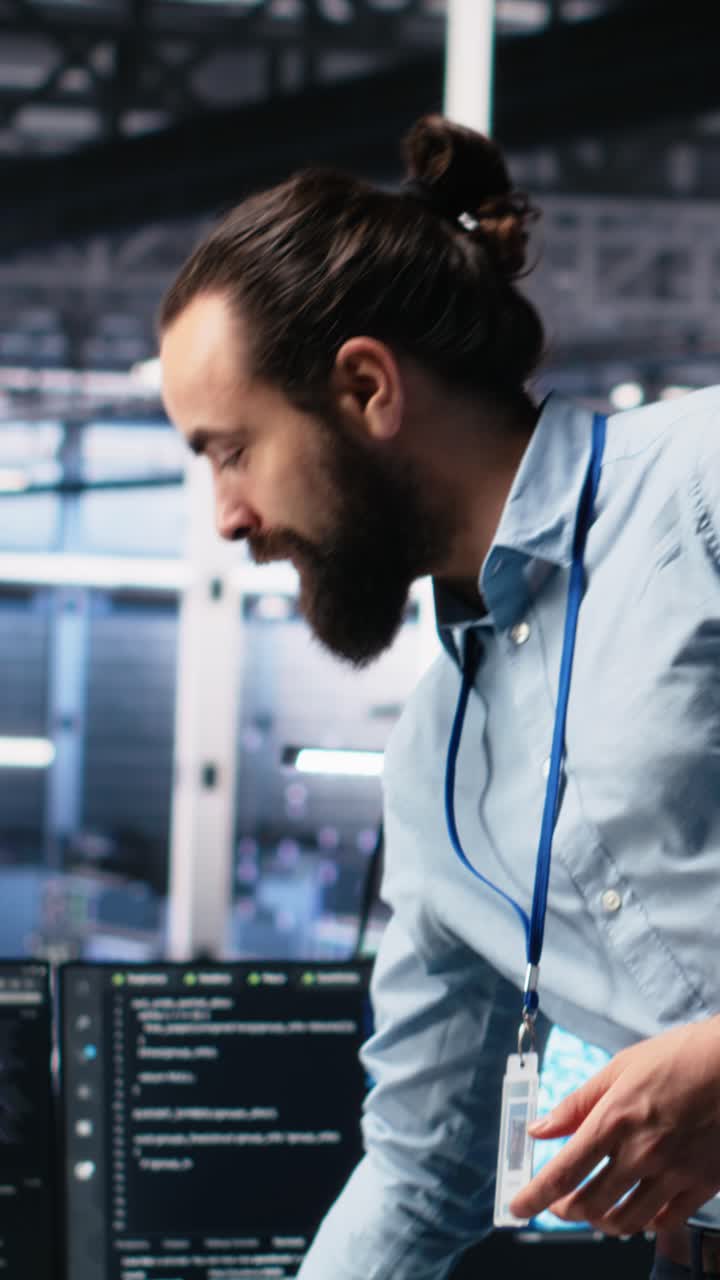 Vertical video Data center manager presents AI technology to shareholders