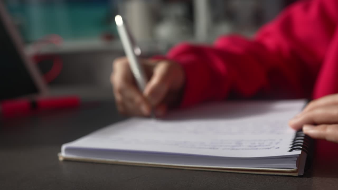 persona que escribe en un cuaderno