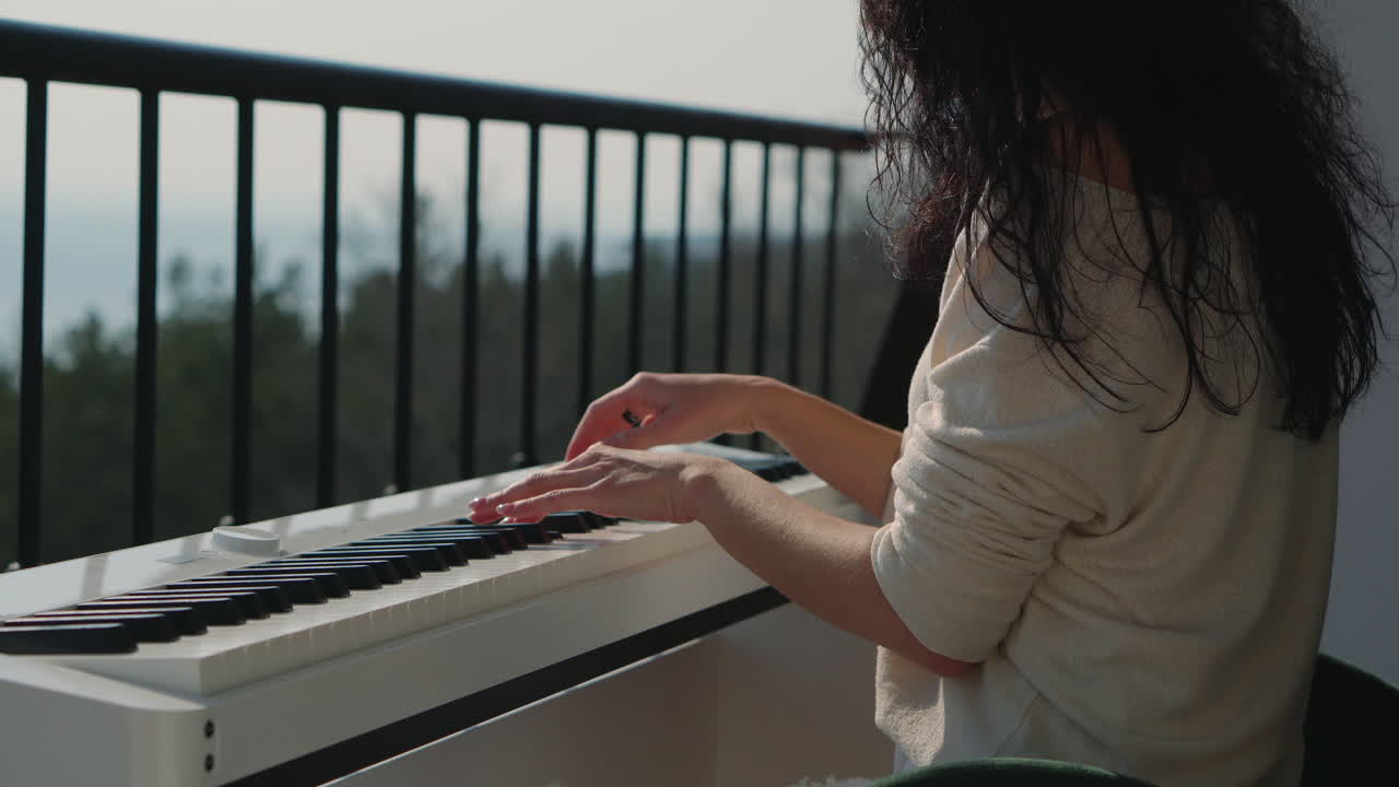 mujer tocando el piano en un balcón con una hermosa vista