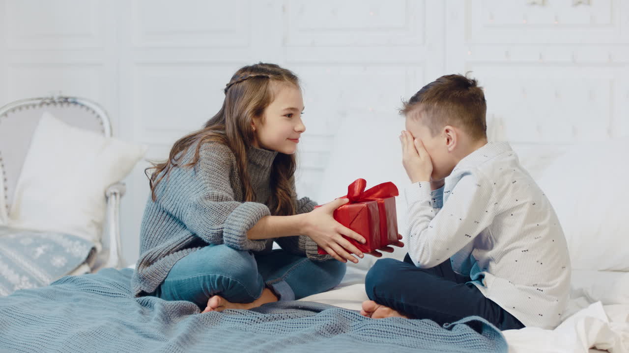 Ragazzo sorpreso che ottiene scatola regalo nell'appartamento del nuovo anno