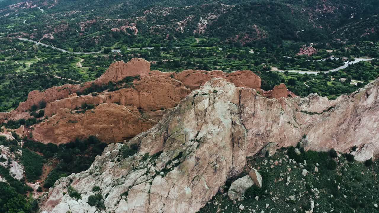 vista aérea orbitando el jardín de los dioses en colorado
