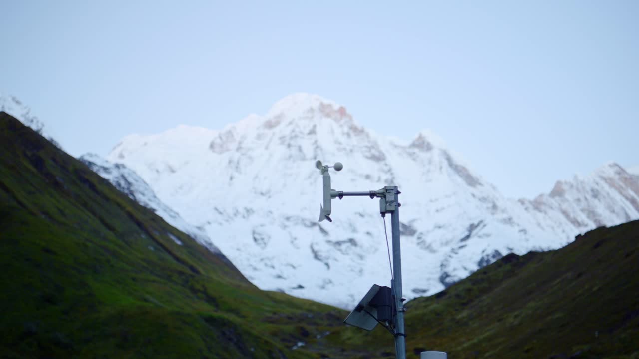 instrumento de pronóstico de la velocidad del viento para el tiempo y la meteorología, anemómetro para medir el tiempo ventoso, instrumentos científicos en la ciencia para el pronóstico del tiempo en las montañas nevadas