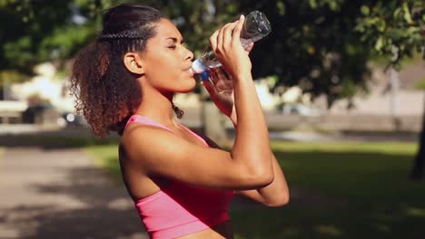 mujer deportiva bebiendo agua