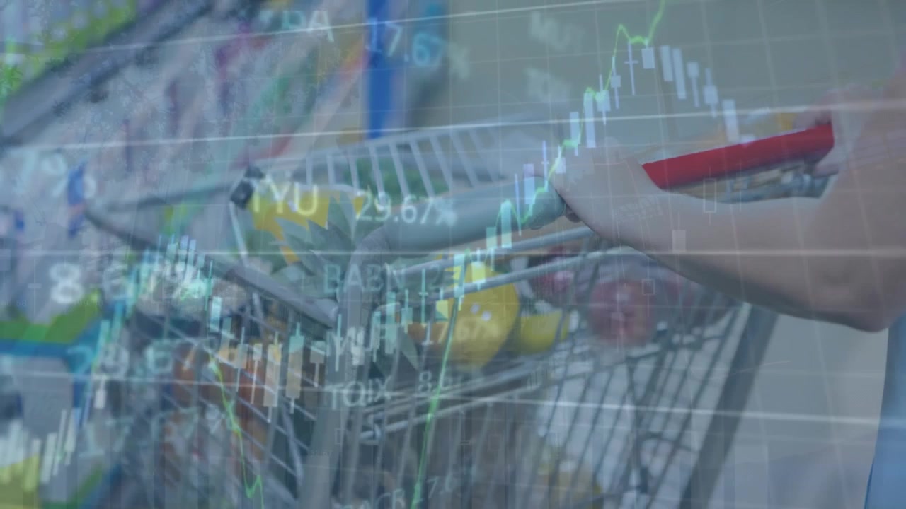 Animazione di un tabellone di trading, grafici e numeri sopra le mani inquadrate di una donna che tiene un carrello della spesa.