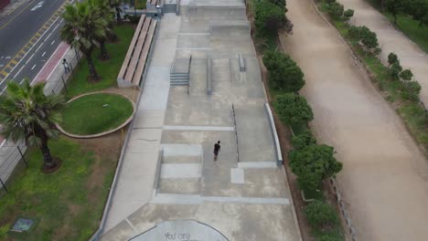 video de drones de un pequeño y largo skatepark en lima, perú