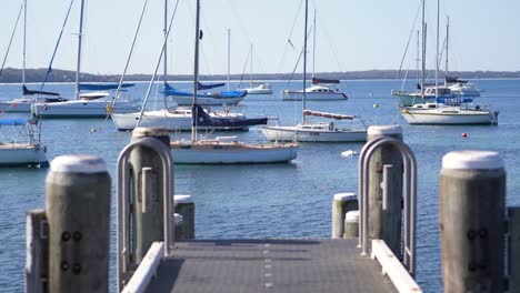 Vista-De-Los-Barcos-Amarrados-Desde-El-Embarcadero