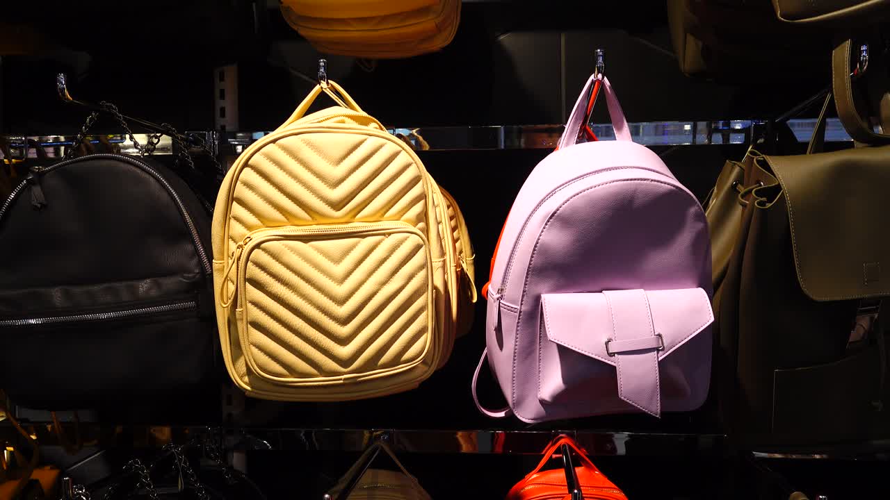 Shopping in Europa. La scelta dei prodotti nell'outlet. Sconti nei negozi d'Europa
