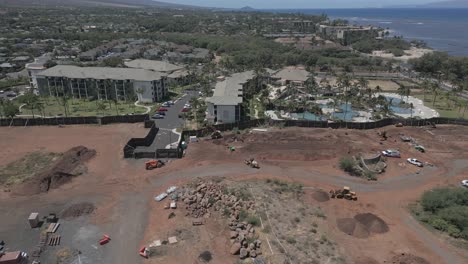 sobrevuelo de maquinaria pesada en el sitio de construcción en la costa de kihei hawai