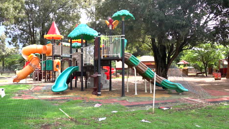 Empty-child's-playground-jungle-gym,-panning-left-to-right