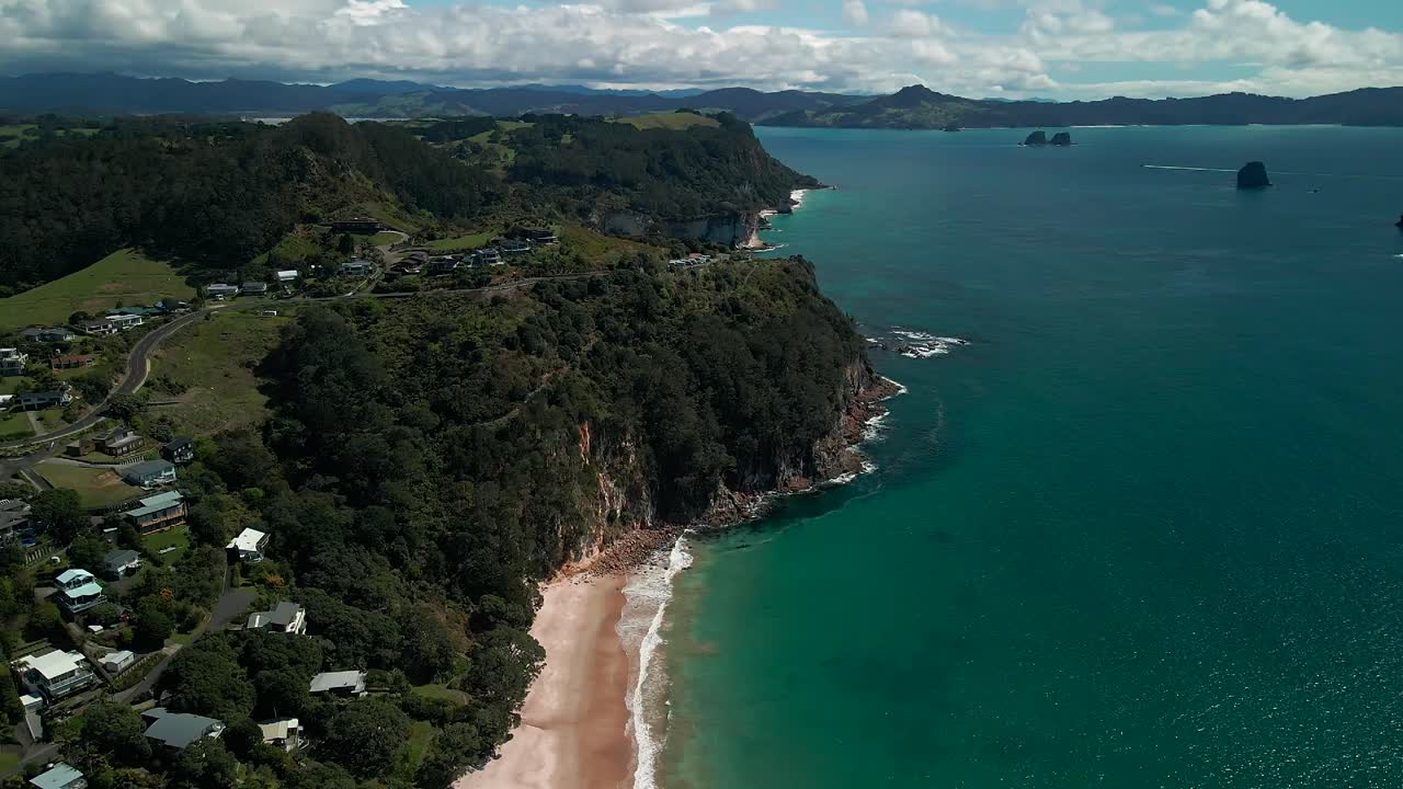 volando sobre la pequeña ciudad de vacaciones hahei en la isla norte de nueva zelanda