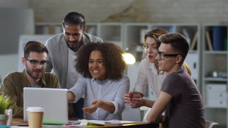 Gruppe-Multiethnischer-Geschäftsleute,-Die-Auf-Den-Laptop-bildschirm-Schauen-Und-Den-Erfolg-Feiern