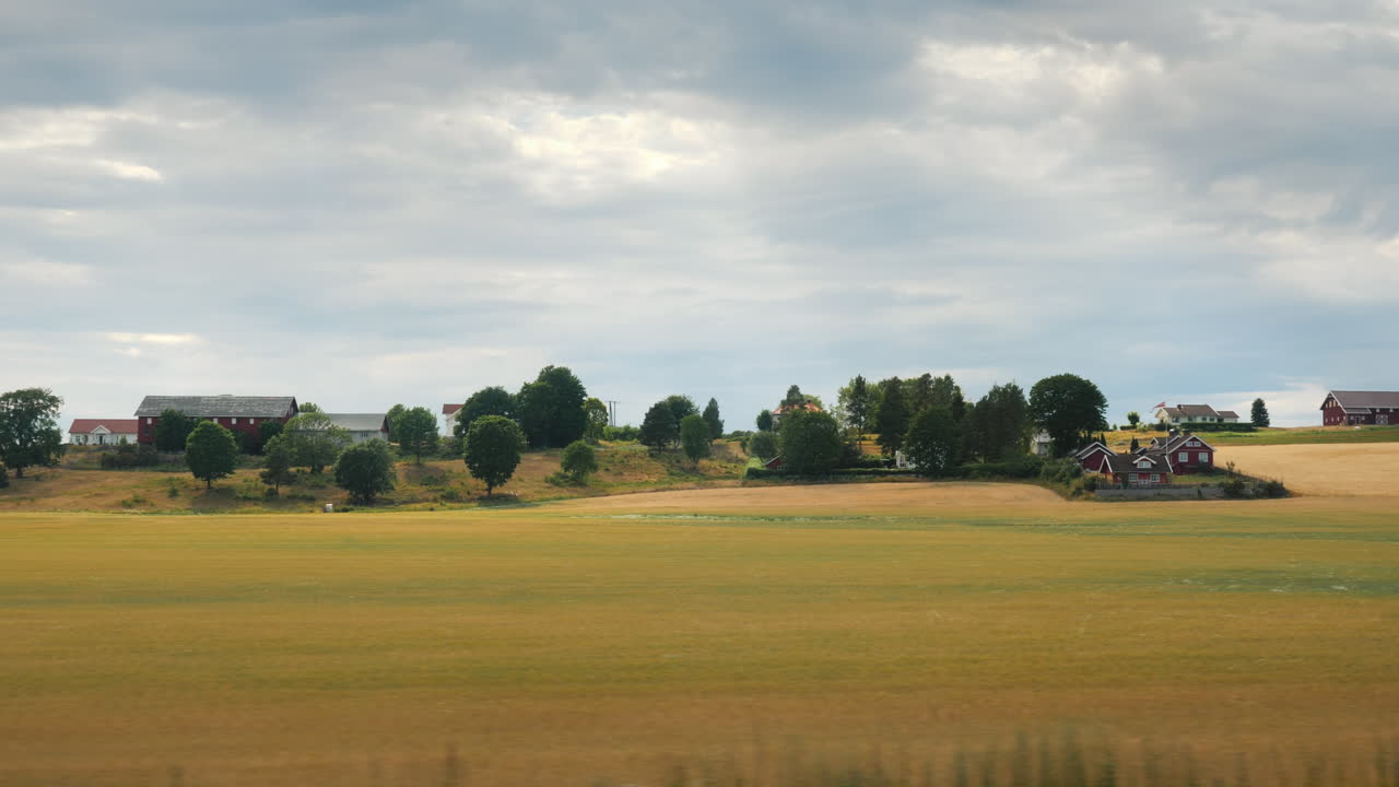 viaje en el interior de noruega paseo a lo largo de tierras de cultivo contra el telón de fondo de un cielo espectacular video 4k
