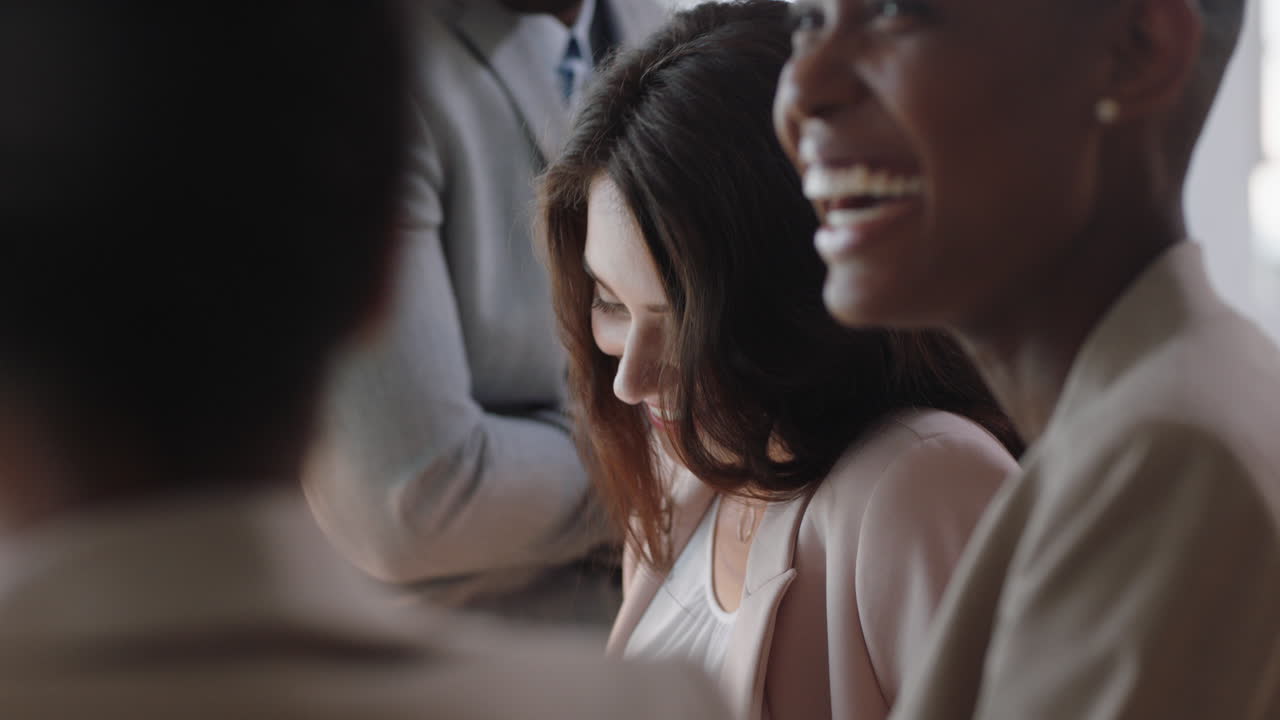 동료들과 함께 일하는 아프리카계 미국인 사업가 여성 사무실 회의에서 성공적인 프로젝트 전략을 계획하는 브레인스토밍