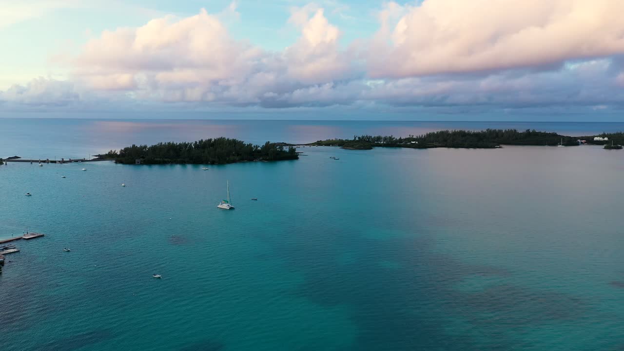 vista aérea del gran océano turquesa claro por isla tropical