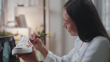 mujer personalizando zapatillas