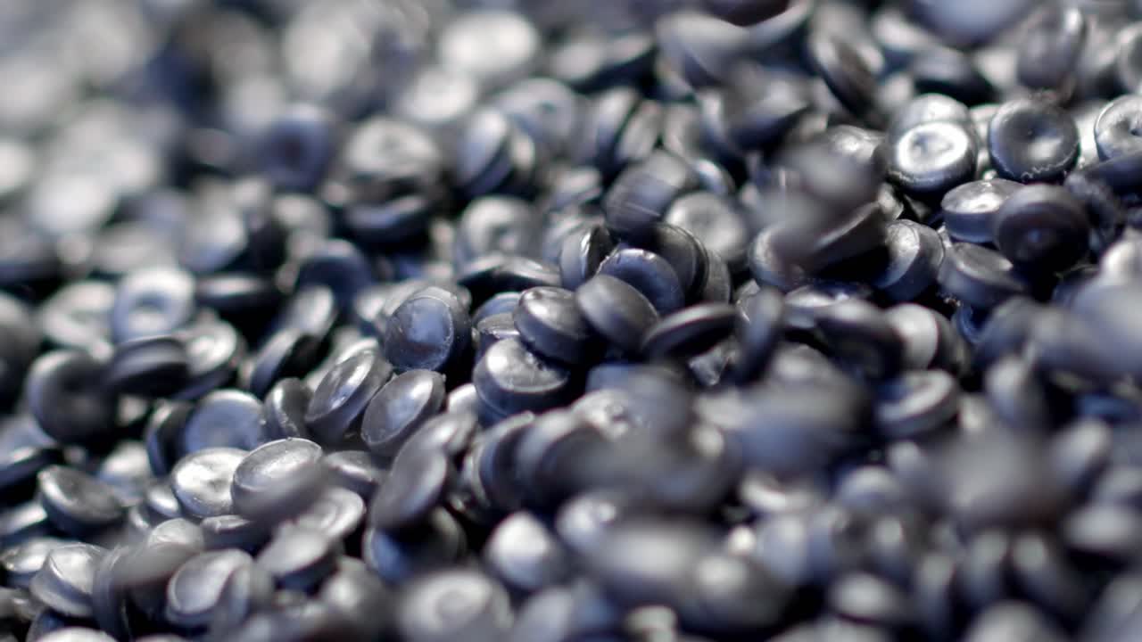 가공 된 플라스틱 폐기물 을 판매 할 준비 가 된 저장 용기 로