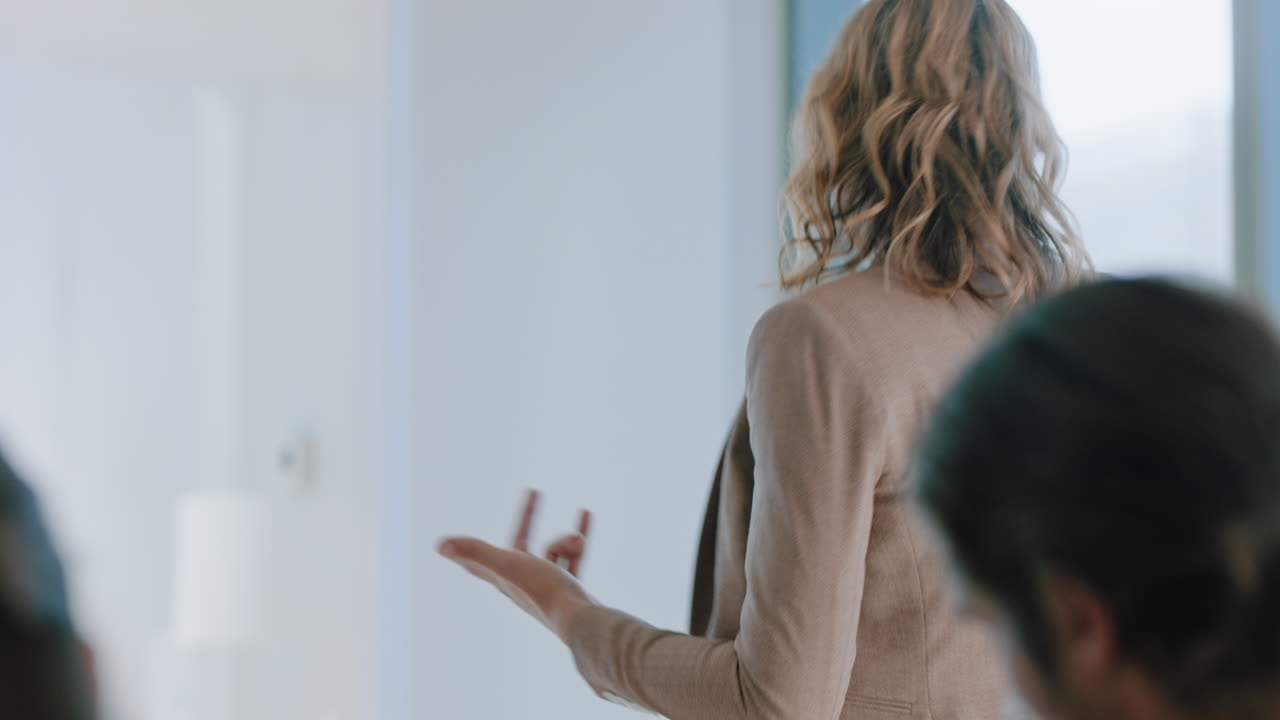 hermosa mujer de negocios líder de equipo reunión de accionistas de la compañía accionistas tomando decisiones para la estrategia de desarrollo en la sala de juntas de la oficina 4k