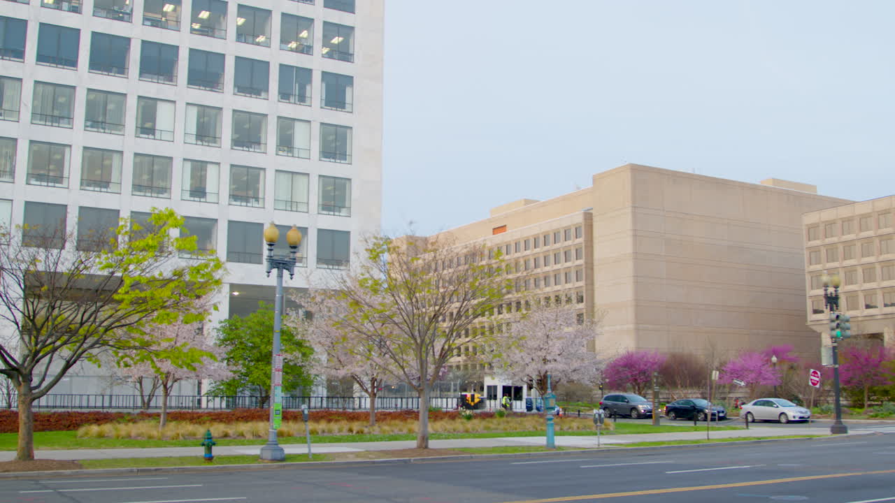 에너지부와 연방항공청 건물이 봄 초 새벽에